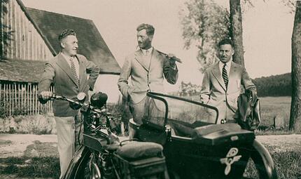 Aus der Geschichte der Gr&uuml;nder von Adidas und Puma ist erstmals ein Theaterst&uuml;ck entstanden. "Die Erfindung der Schuhe" wird im Oktober am Staatstheater N&uuml;rnberg uraufgef&uuml;hrt. Das Bild zeigt: Rudolf (l.) und Adolf Dassler (r.) mit Reichssporttrainer Josef Waitzer im Jahr 1930.