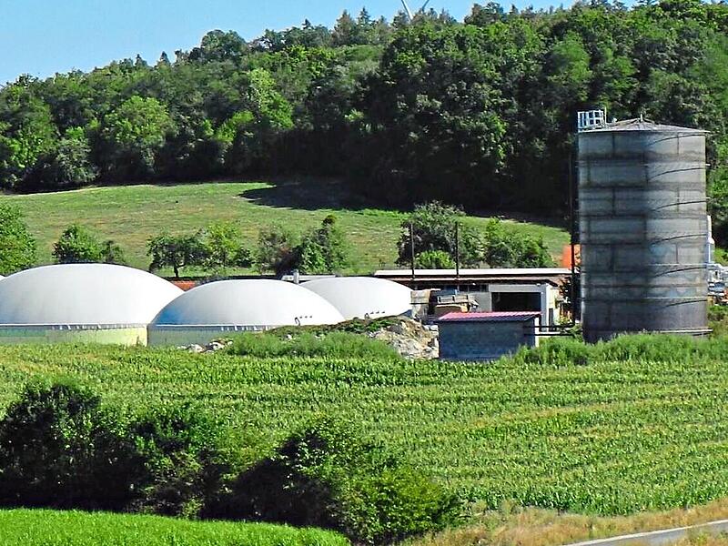 Diese Biogasanlage in Weingartsgreuth wurde um einen Pufferspeicher-Turm erweitert.