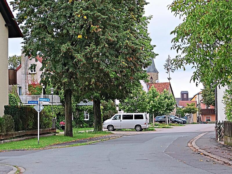 In diesem Bereich der Breitengüßbacher Straße steht der letzte Abschnitt der Ortskernsanierung noch aus. Im hinteren Bereich wurde sie bereits fertiggestellt.Johannes Michel In diesem Bereich der Breitengüßbacher Straße steht der letzte Abschnitt der Ortskernsanierung noch aus. Im hinteren Bereich wurde sie bereits fertiggestellt.Johannes Michel