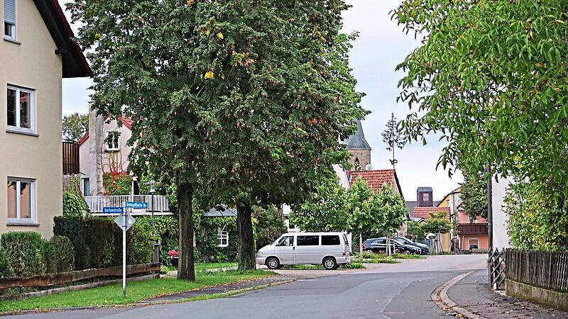 In diesem Bereich der Breiteng&uuml;&szlig;bacher Stra&szlig;e steht der letzte Abschnitt der Ortskernsanierung noch aus. Im hinteren Bereich wurde sie bereits fertiggestellt.Johannes Michel