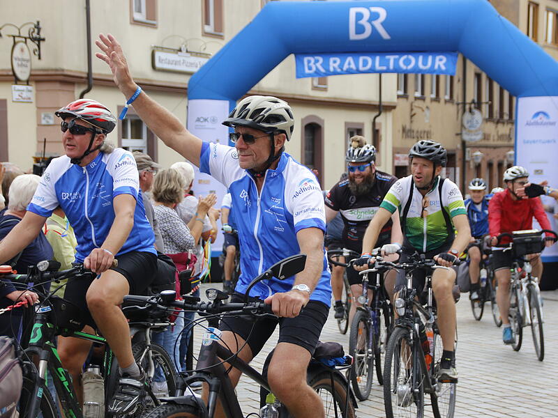 Zieleinfahrt der BR-Radltour 2025 in Hammelburg am MarktplatzZieleinfahrt der BR-Radltour 2025 in Hammelburg am Marktplatz