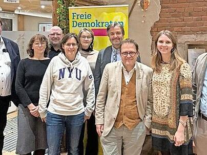 Ein Teil der Kandidaten der FDP (von links)  Simon Gritzmann, Marion Vogel, Erik Petersenn, Katharina Zimmermann, Sigrid Oswald-Sensing, Holger Schulze, Michael Székely, Skadi Glas, Matthias Fischbach.