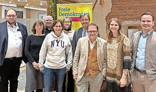 Ein Teil der Kandidaten der FDP (von links)&nbsp; Simon Gritzmann, Marion Vogel, Erik Petersenn, Katharina Zimmermann, Sigrid Oswald-Sensing, Holger Schulze, Michael Sz&eacute;kely, Skadi Glas, Matthias Fischbach.