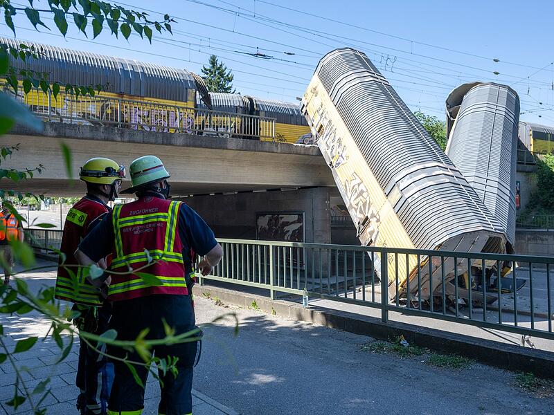 Nach dem Absturz zweier Güterzug-Waggons von einer Brücke Nach dem Absturz zweier Güterzug-Waggons von einer Brücke
