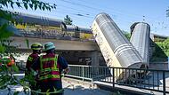 Nach dem Absturz zweier Güterzug-Waggons von einer Brücke Nach dem Absturz zweier Güterzug-Waggons von einer Brücke