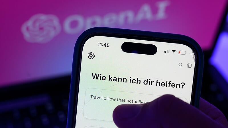 Smartphone mit dem KI-Chatbot ChatGPT vor dem Logo von OpenAI Smartphone mit dem KI-Chatbot ChatGPT vor dem Logo von OpenAI