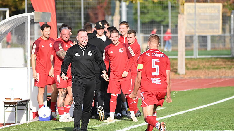 Fritz K&uuml;hnlenz nimmt Kapit&auml;n Maximilian Tranziska nach dessen 1:0 gegen M&ouml;nchr&ouml;den jubelnd in Empfang.