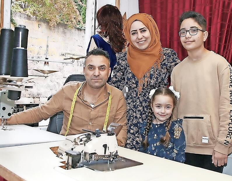 Mit seiner eigenen kleinen Schneiderei kann Rakan Ali f&uuml;r seine Frau Mezkin Hussein und die beiden Kinder Ella und Ivan sorgen.