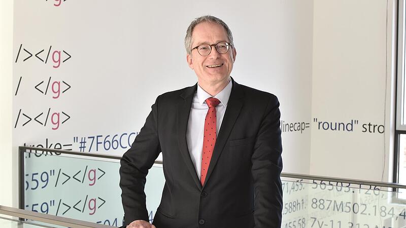 Uni-Präsident Stefan Leible freut sich über die Auszeichnung. Uni-Präsident Stefan Leible freut sich über die Auszeichnung.