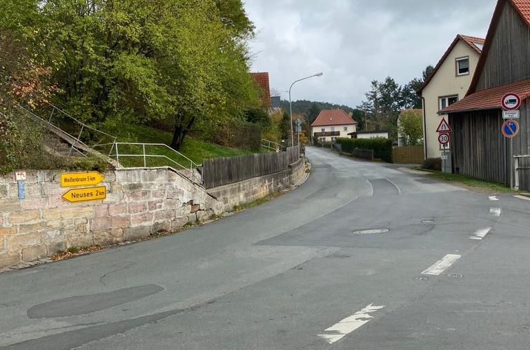 Die Erneuerung der Stützmauer mit integrierten Bierkellern (links) wird eine große Herausforderung beim Vollausbau der Kreisstraße KC 5 Ortsdurchfahrt Hummendorf sein.