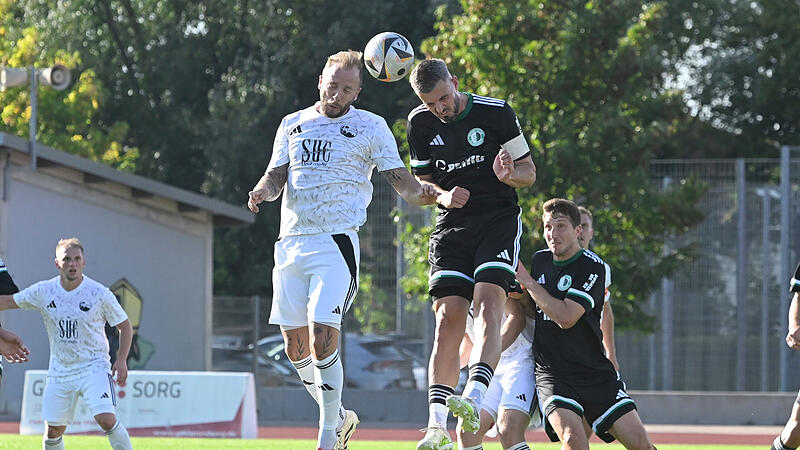 Ein ausgeglichenes Duell:  Der Coburger Domenic Lauerbach im Kopfballzweikampf mit dem Eltersdorfer Kapitän Maximilian Göbhardt.