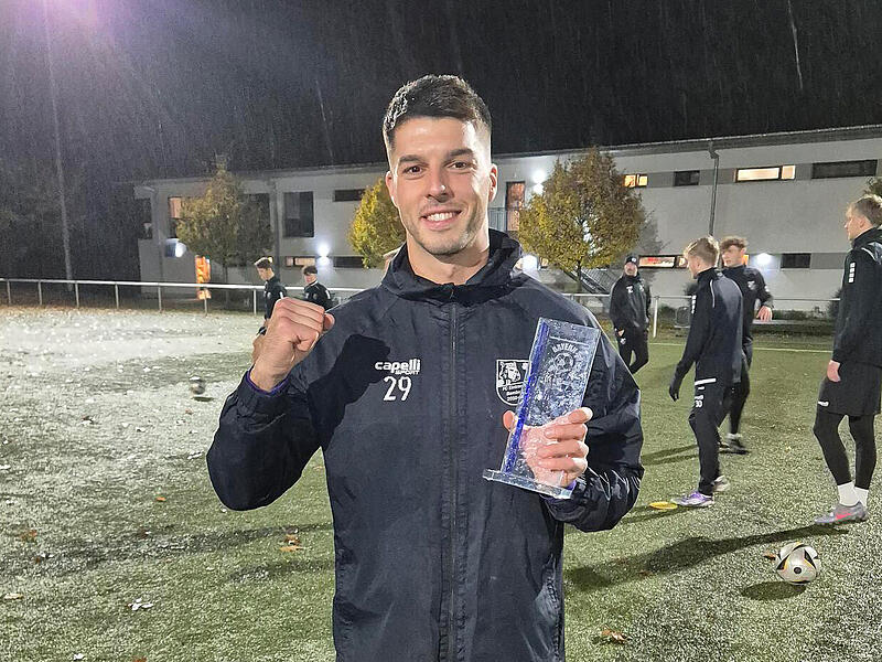 Luca Ljevsic bekommt Trophäe für das Tor des Monats Gewinner des "Bayern-Treffer des Monats" September 2025: Luca Ljevsic vom FC Eintracht Bamberg.