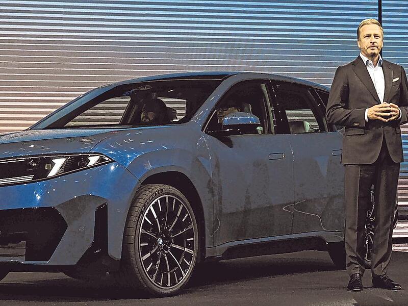 BMW-Chef Oliver Zipse präsentiert als Weltpremiere den neuen iX3 in München.
