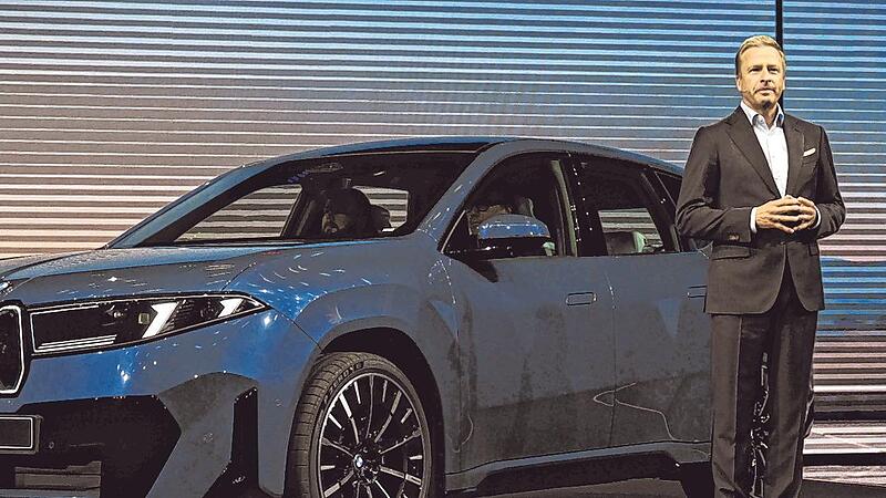 BMW-Chef Oliver Zipse präsentiert als Weltpremiere den neuen iX3 in München. BMW-Chef Oliver Zipse präsentiert als Weltpremiere den neuen iX3 in München.