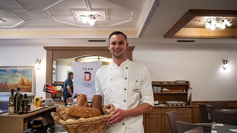 Die Arbeit beginnt schon fr&uuml;h und geht fast durchg&auml;ngig bis in die sp&auml;ten Abendstunden, da die Athletinnen und Athleten, &Auml;rzte und das gesamte Team zu verschiedenen Zeiten arbei-tet.