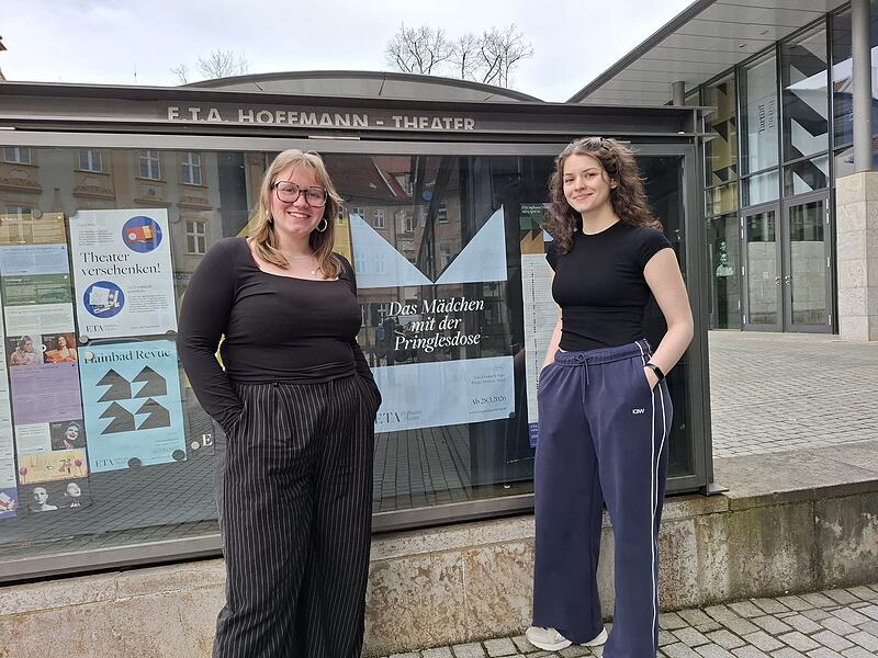 Pauline K&ouml;rner Franziska Wolf Laientheater vor dem Aushang ihres St&uuml;cks