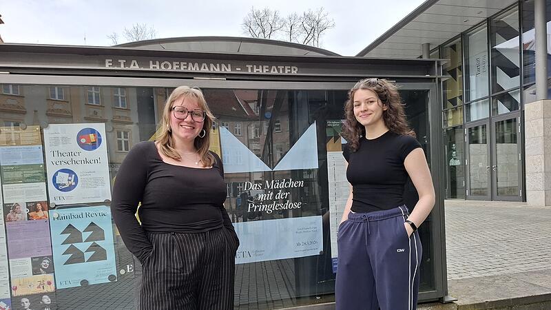 Pauline Körner Franziska Wolf Laientheater Pauline Körner Franziska Wolf Laientheater vor dem Aushang ihres Stücks