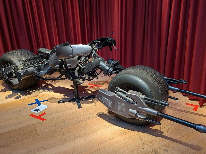 Tolkiens Schreibtisch und Batmans Motorrad unterm Hammer