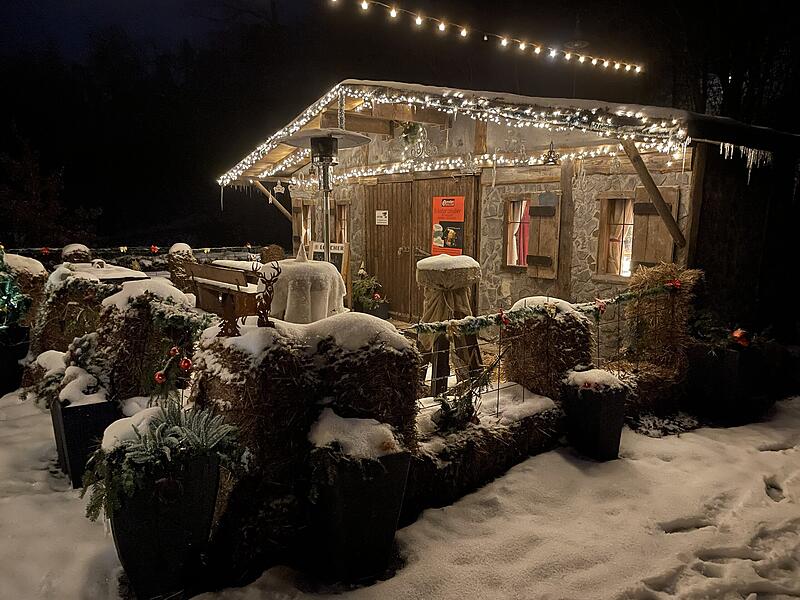 H&uuml;ttencharm und Gem&uuml;tlichkeit: Die neue Almh&uuml;tte am Greuther Keller bei Schnee im Januar.