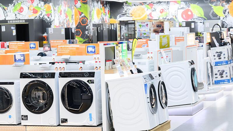 Waschmaschinen in einem Elektronikmarkt