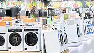 Waschmaschinen in einem Elektronikmarkt
