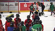 Didi Händel (re. mit Brille) beim Training mit dem Nachwuchs. In Höchstadt gehen manchmal alle Altersklassen gemeinsam aufs Eis. Didi Händel (re. mit Brille) beim Training mit dem Nachwuchs. In Höchstadt gehen manchmal alle Altersklassen gemeinsam aufs Eis.