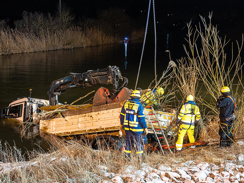 Lkw versinkt in Fluss - Großeinsatz wegen BergungGroße Bergungsaktion: Lkw versinkt in Fluss Lkw versinkt in Fluss - Großeinsatz wegen BergungGroße Bergungsaktion: Lkw versinkt in Fluss