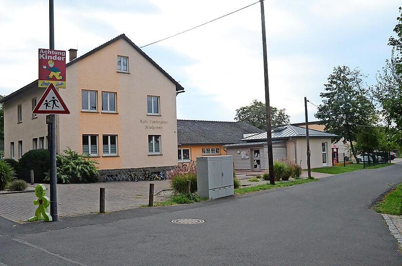 Der katholische Kindergarten St. Katharina Neukenroth soll in gemeindliche Trägerschaft übergehen. Es fehlen bisher aber die vertraglichen Vereinbarungen. Im Hintergrund (rechts) ist das Pfarrzentrum zu sehen, das eventuell als Ausweichquartier wä...