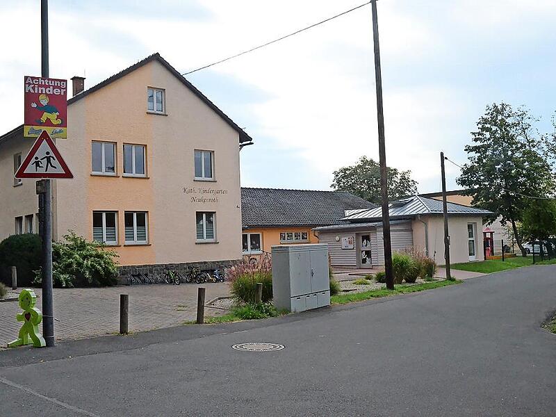 Der katholische Kindergarten St. Katharina Neukenroth soll in gemeindliche Trägerschaft übergehen. Es fehlen bisher aber die vertraglichen Vereinbarungen. Im Hintergrund (rechts) ist das Pfarrzentrum zu sehen, das eventuell als Ausweichquartier wä...