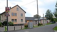Der katholische Kindergarten St. Katharina Neukenroth soll in gemeindliche Trägerschaft übergehen. Es fehlen bisher aber die vertraglichen Vereinbarungen. Im Hintergrund (rechts) ist das Pfarrzentrum zu sehen, das eventuell als Ausweichquartier wä...