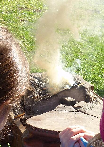 Zu einer Esse geht die Kinderführung in der Kaiserpfalz Forchheim. Zu einer Esse geht die Kinderführung in der Kaiserpfalz Forchheim.