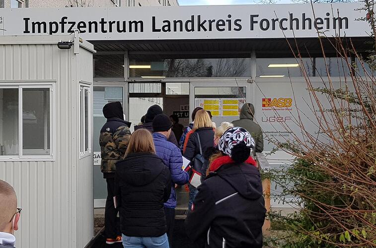 Impfungen gegen Coronavirus Impfzentrum Forchheim schließt zum Jahresende