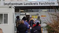 Zwei Jahre lang war das Impfzentrum in der Don-Bosco-Straße in Forchheim ein viel besuchter Ort. Nun schließen die bayerischen Impfzentren zum Jahresende.Forchheim & Fränkische Schweiz