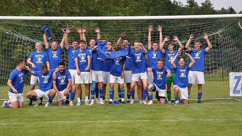 Die SpVgg Reuth feiert den Meistertitel und den Aufstieg in die Kreisliga.