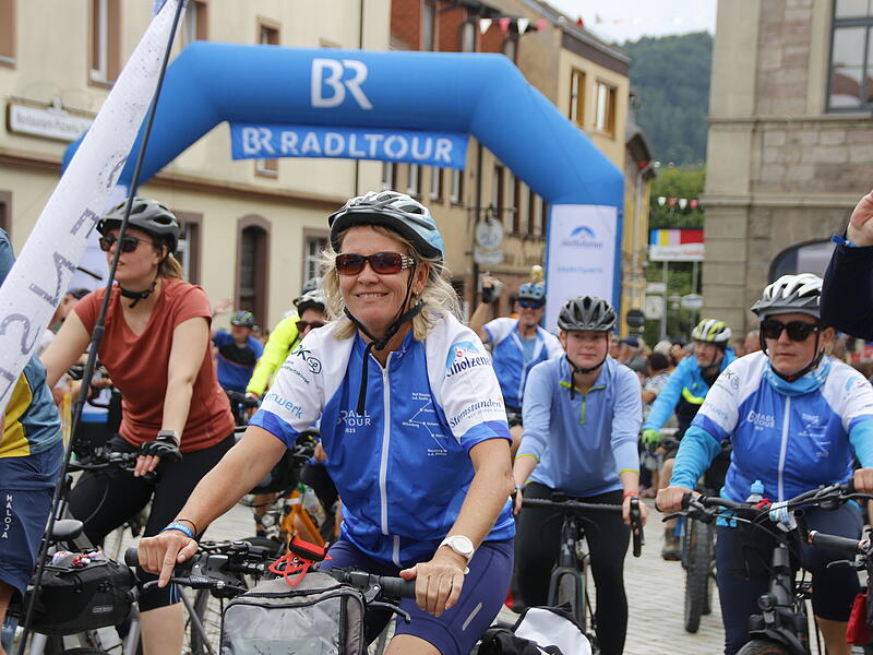 Zieleinfahrt der BR-Radltour 2025 in Hammelburg am MarktplatzZieleinfahrt der BR-Radltour 2025 in Hammelburg am Marktplatz
