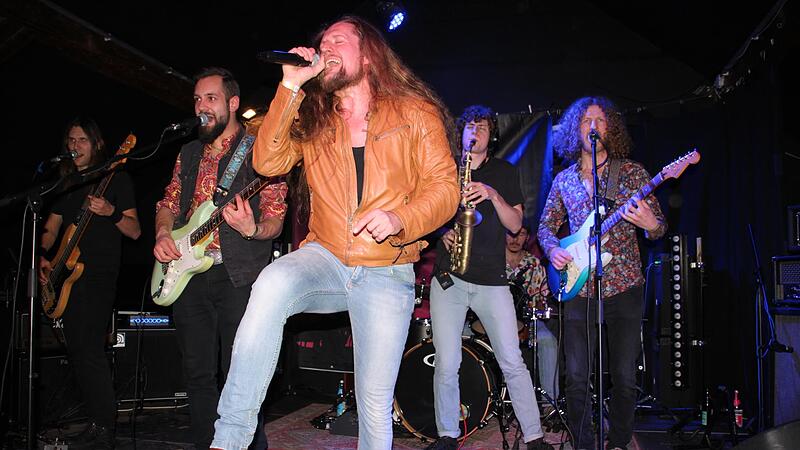 Mit ihrem coolen Funk-Rock spielten und sangen sich (von links) Michael Exner, Manuel Singer, Maximilian Raab, George P&auml;tzold, Philipp Roensch und David Beck von Oberfrankens bester Band &bdquo;Slam Elephant&ldquo; aus Bamberg in die Herzen der Fans.