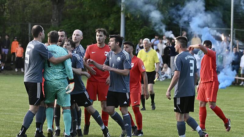 W&auml;hrend die Gestungsh&auml;user Fans die Relegation feiern, wird es auf dem Rasen noch hitzig.