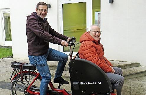 Gotthard Lehner (rechts), der Leiter der DGD-Fachklinik „Haus Immanuel“ und Werner Wenninger (Therapeutischer Leiter) bei der Übergabe der Rikscha