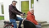 Gotthard Lehner (rechts), der Leiter der DGD-Fachklinik „Haus Immanuel“ und Werner Wenninger (Therapeutischer Leiter) bei der Übergabe der Rikscha