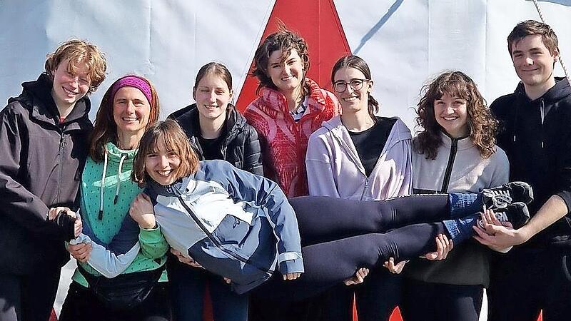 Die Teilnehmenden an der Zirkustrainerinnen-Ausbildung auf dem Volkersberg. Die Teilnehmenden an der Zirkustrainerinnen-Ausbildung auf dem Volkersberg.