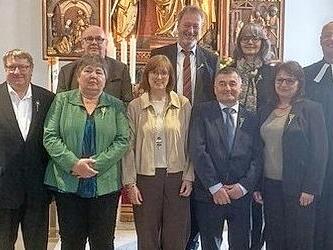 Goldene Konfirmation (50 Jahre) feierten (hinten von links) Klaus R&ouml;mer, Wolfgang Schmidt, Edith Hannig-Marsing, geb. Schober, sowie (vorn) Hans L&ouml;sch, Inge Popp, geb. Wehr, Gerlinde Neuner, geb. Werner, Gerhard Dietsch und Heidemarie Gerstner, ge...