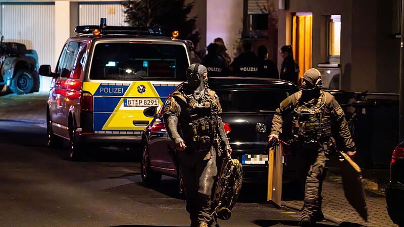 SEK-Einsatz Zapfendorf Spezialeinsatzkräfte der Polizei haben am Donnerstagabend (09.01.2025) einen 28-jährigen Mann in Gewahrsam genommen.
