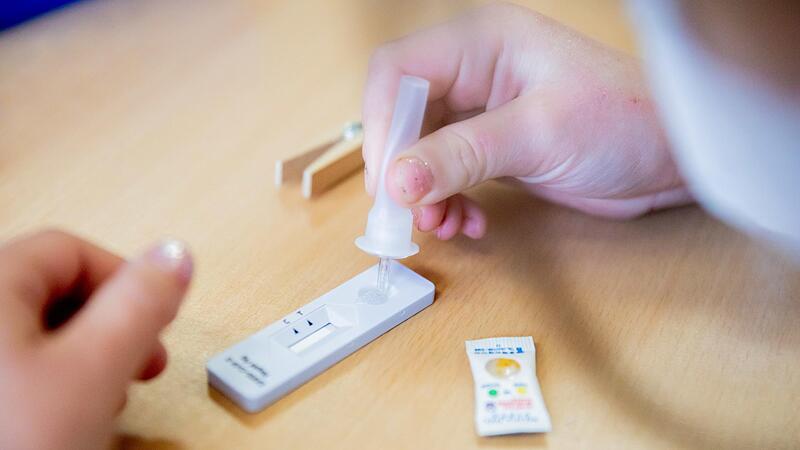 Schnelltests an Schulen werden immer wieder kritisch hinterfragt.