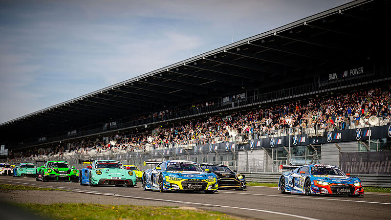 Die beiden Scherer-Audis f&uuml;hren das Feld am N&uuml;rburgring an - Im Vorjahr sa&szlig; Christopher Haase im Auto mit den roten Applikationen, das andere Fahrzeug gewann.