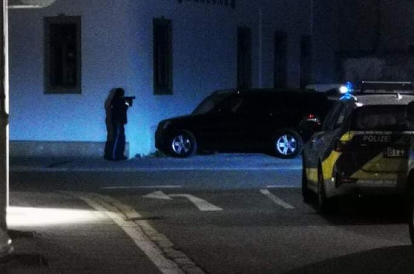 Nächtlicher Großeinsatz in Coburg: Auf dem Bild ist ein schwer bewaffneter Polizist in der Heiligkreuzstraße zu sehen.