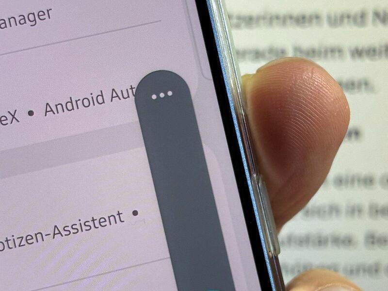 Beim Drücken der Lauter- oder Leiser-Taste an der Seite des Smartphones erscheint im Display eine Anzeige, die den Status der Lautstärke anzeigt. Bei Android-Geräten sind über die drei Punkte mehr Optionen zugänglich.