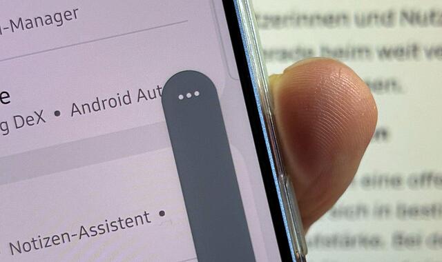 Beim Drücken der Lauter- oder Leiser-Taste an der Seite des Smartphones erscheint im Display eine Anzeige, die den Status der Lautstärke anzeigt. Bei Android-Geräten sind über die drei Punkte mehr Optionen zugänglich. Beim Drücken der Lauter- oder Leiser-Taste an der Seite des Smartphones erscheint im Display eine Anzeige, die den Status der Lautstärke anzeigt. Bei Android-Geräten sind über die drei Punkte mehr Optionen zugänglich.