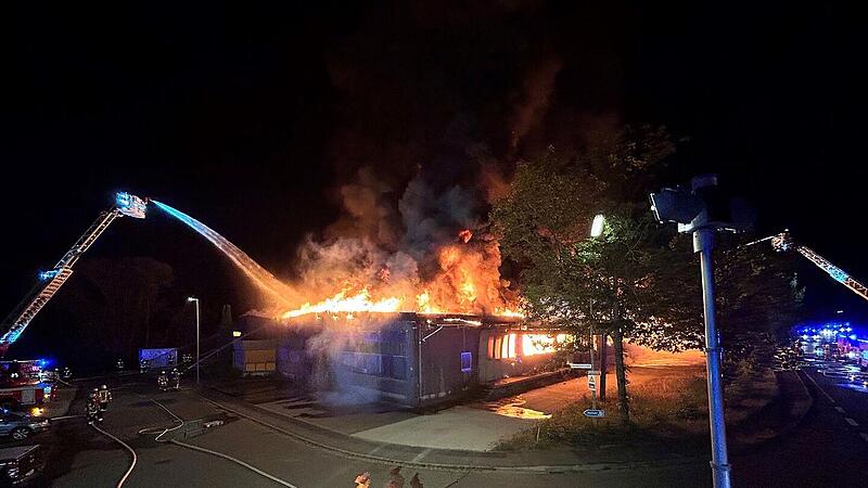 Lichtenfels: Großbrand schockt Anwohner und Mitarbeiter - "beängstigend" Lichtenfels: Großbrand schockt Anwohner und Mitarbeiter - "beängstigend"