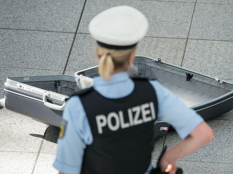 Polizei untersucht Koffer