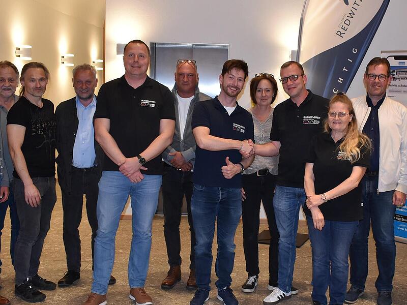 Ehrenvorsitzender Stephan Arndt (Vierter v. re.) gratulierte dem neuen Vorsitzenden Ronny S&ouml;llner (Mitte, re.) zur Wahl; dabei sind Zweiter Vorsitzender Martin Sommer (Mitte, li.) und die Mitglieder der Vorstandschaft.